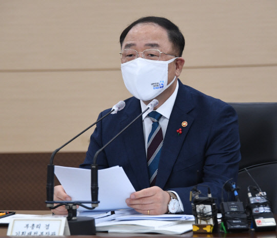 홍남기 부총리가 11일 정부세종청사에서 열린 대외경제장관회의 및 대외경제협력기금(EDCF) 운용위원회에서 발언하고 있다. <기획재정부 제공>